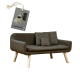 Ein modernes, dunkelbraunes Haustiersofa mit Holzbeinen und drei Kissen, begleitet von einem Etikett, das ein Set mit Hundekotbeuteln zeigt.