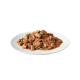 Assiette de viande effilochée dans une sauce avec des petits pois, présentée sur un plat blanc sur un fond uni.