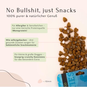 Bild von Haustiersnacks mit herzförmigen Leckereien, mit Text, der natürliche Zutaten hervorhebt, geeignet für empfindliche Haustiere und mit knuspriger Textur.