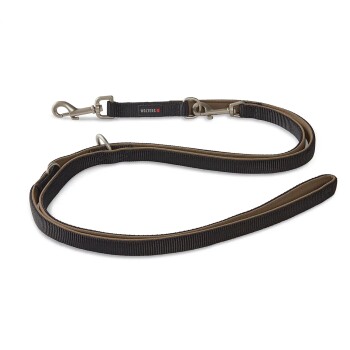 Schwarze und braune Wolters Hundeleine mit Metallclips und Ringen auf weißem Hintergrund.