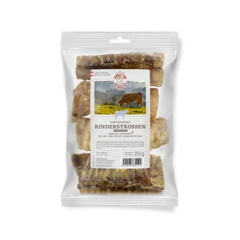 Eine durchsichtige Plastiktüte mit verschiedenen Rindfleischleckerlis für Hunde, beschriftet mit 'Fantastische Rinderstrossen', mit einem Kuhbild und Nährwertangaben.