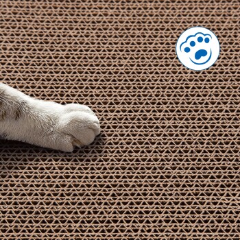Nahaufnahme einer Katzenpfote, die auf einem strukturierten, braunen Kratzpad ruht, mit einem verspielten Pfotenabdruck-Logo in der oberen rechten Ecke.
