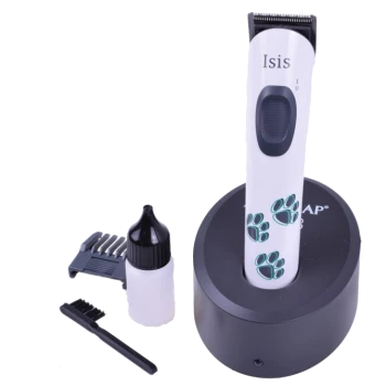 Elektrischer Haustierpflegeclipper mit der Bezeichnung "Isis", mit Pfotenabdruckdesigns, der in einer Ladestation neben einem Kamm, einer Ölflasche und einer Bürste ruht.