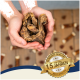 Eine Person hält einen großen getrockneten Haustier-Leckerbissen mit kleineren Leckerbissen in der Nähe. Eine goldene Auszeichnung liest "Beste Qualität" und "Bewährte Qualität seit über 15 Jahren."