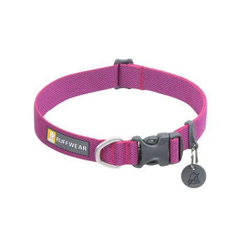 Eine lebhafte pinkfarbene Hundehalsband mit einer grauen Schnalle und einem Anhänger mit einem Glockensymbol, markiert mit "RUFFWEAR."