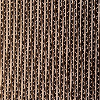 Nahaufnahme der Struktur von Wellpappe mit gleichmäßig verteilten vertikalen Rillen und Rillen, die ihre geschichtete Struktur zeigt.