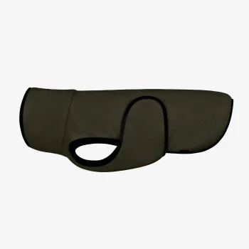 Ein dunkelgrüner Hundemantel mit schwarzem Rand, der ein Loch für den Kopf des Hundes hat und eine enge Passform für Wärme bietet.