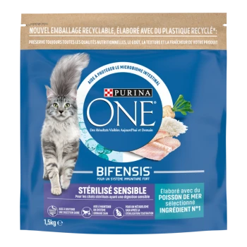 Pochette Purina ONE Bifensis bleue pour chat avec chat gris à poils longs, 'Stérilisé Sensible', recette au poisson, 1,5 kg