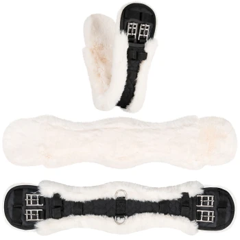 Ein flauschiger weißer Pferdegurt mit schwarzen Lederenden und Edelstahl-Schnallen, in drei Positionen präsentiert.