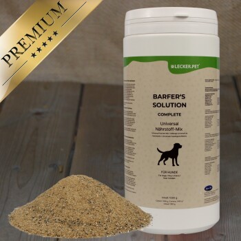 Weißer Behälter von Lecker.pet Barfer's Solution Complete Hundernährstoff-Mix mit einem Haufen Pulver daneben.