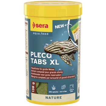 Pojemnik z karmą dla ryb Sera Pleco Tabs XL z rybą zbrojnikiem pasiastym, oznaczony 130 g, 20% spiruliny, bogaty w błonnik, przylega do szkła.