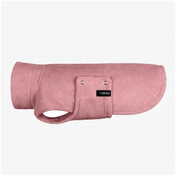 Ein Hund trägt einen weichen rosa Fleece-Mantel mit hohem Kragen und einer Tasche, stolz stehend vor einem schlichten Hintergrund.