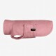 Ein Hund trägt einen weichen rosa Fleece-Mantel mit hohem Kragen und einer Tasche, stolz stehend vor einem schlichten Hintergrund.