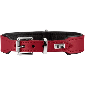 Rotes Lederhalsband mit schwarzer Polsterung, silberner Schnalle und metallener "HUNTER"-Logoplatte vor weißem Hintergrund.