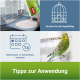 Collage, die Vogelkäfig-Einstreu zeigt, wie sie in eine Schale geschüttet wird, ein grüner Wellensittich in einem Käfig; sichtbarer Text 'Tipps zur Anwendung'.