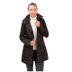 Eine Frau trägt eine stilvolle schwarze Jacke mit Kapuze und steht vor einem weißen Hintergrund. Die Jacke hat einen Reißverschluss und mehrere Taschen.