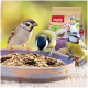 Drei kleine Wildvögel fressen aus einer Futterschale neben einem PANTO-Vogelfuttersack mit Aufschrift 'PANTO' und 'Power'.