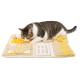 Getigert-weiße Katze schnuppert an einer beige-gelben Schnüffelmatte als Puzzlespielzeug auf weißem Hintergrund.