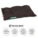 Schwarzes Haustierbett mit gepolstertem Design, beschriftet mit "Doctor Bark", mit Text über Haltbarkeit, Hygiene und Pflegeanweisungen.