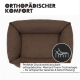 Braunes strukturiertes Haustierbett mit der Aufschrift "Paw Wow" und Text "Kuschel-Leicht" sowie Zertifizierungsabzeichen "OEKO TEX Standard 100 PFC frei".
