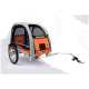 Ein Haustieranhänger mit grauem und orangefarbenem Design, ausgestattet mit Netzfenstern, einem stabilen Rahmen und einer Anhängerkupplung für Fahrräder.