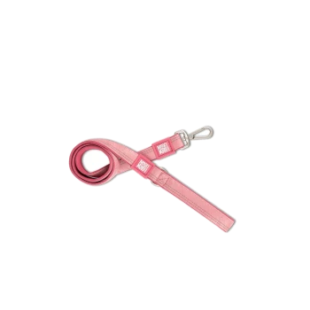 Pinkfarbene Hundeleine mit Metallclip und „Moxie & Moxie“ Logoanhängern auf weißem Hintergrund.