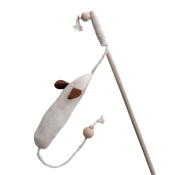 Eine flauschige Katze, die nach einem hängenden Spielzeugmaus greift, mit einem "NEU"-Label, das anzeigt, dass es sich um ein neues Produkt handelt.