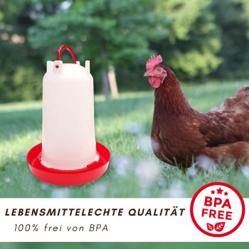 Rot-weißer Kunststoff-Geflügeltränker auf Gras neben einer braunen Henne; sichtbare Texte: "100% frei von BPA" und "BPA FREE"