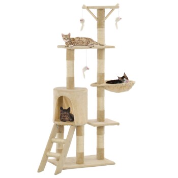 Ein mehrstöckiger Katzenbaum mit drei Katzen, die sich entspannen: eine getigerte oben, eine braun-getigerte in einem würfelförmigen Versteck und eine dreifarbige auf einer Hängematte.