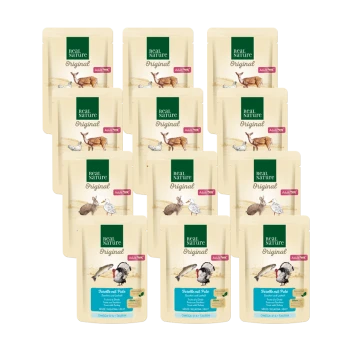 Zwölf Beutel Real Nature Haustierfutter, mit Illustrationen von Rehen, Kaninchen und Vögeln, beschriftet "Original" und "Adult."