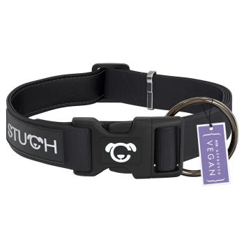 Hundehalsband gepolstert u. verstellbar schwarz S Schwarzes Hundehalsband mit einer Kunststoffschnalle, die ein Hundelogo zeigt, mit der Aufschrift "STUCH" und einem Anhänger, der "PETA APPROVED VEGAN" liest.