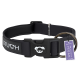 Schwarzes Hundehalsband mit einer Kunststoffschnalle, die ein Hundelogo zeigt, mit der Aufschrift "STUCH" und einem Anhänger, der "PETA APPROVED VEGAN" liest.