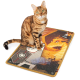 Eine Bengal-Katze sitzt auf einer bunten Haustiermatte mit Cartoonfiguren, mit sichtbaren Saugnäpfen vorne.