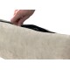 Eine Hand öffnet einen weichen, beigen Haustierbettbezug und zeigt ein schwarzes Innenleben. Das Bett sieht plüschig und bequem aus.