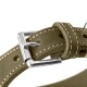 Nahaufnahme eines olivgrünen Lederhalsbands für Haustiere mit silberner Metallschnalle und kontrastierender weißer Naht.