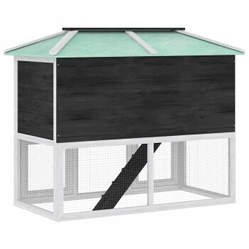 Nahaufnahme eines weißen Haustiergehegetürverschlusses mit einer Metallschraube, neben dem ein Drahtgitterpaneel zu sehen ist.