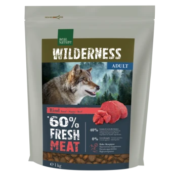Eine Haustierfuttertüte mit der Aufschrift "Wilderness Adult", die einen Wolf zeigt und "60% Frisches Fleisch" hervorhebt, wobei Rindfleisch die Hauptzutat ist.