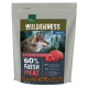 Eine Haustierfuttertüte mit der Aufschrift "Wilderness Adult", die einen Wolf zeigt und "60% Frisches Fleisch" hervorhebt, wobei Rindfleisch die Hauptzutat ist.