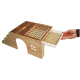 Holzhaustierhaus mit einer herausnehmbaren Schublade, gefüllt mit Bettmaterial, mit einem Gitteroberteil und einem kleinen Fenster.