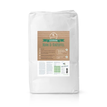 Weißer Sack mit Tiernahrung, beschriftet mit "Steuermann Huhn & Kartoffel", mit einem braun-grünen Design und Nährwertinformationen sowie Zutaten.