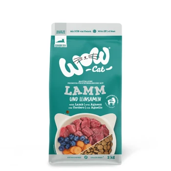 Premium kattenvoer zak gelabeld "WOW Cat" met lamsvlees en lijnzaad, met afbeeldingen van rauw vlees, bosbessen en brokjes. 2 kg.