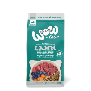 Premium Katzenfutterbeutel mit der Aufschrift "WOW Cat", der Lamm und Leinsamen enthält, mit Bildern von rohem Fleisch, Heidelbeeren und Trockenfutter. 2 kg.