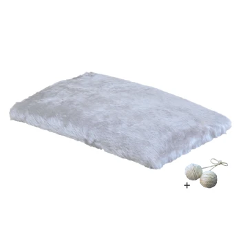 Weiches graues Haustierbett mit plüschiger Textur, begleitet von zwei Naturfaserbällen, die mit Schnur gebunden sind.