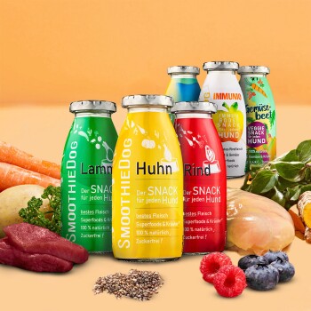 Auswahl an SmoothieDog-Glasfläschchen (Huhn, Lamm, Rind, Immunio) — Snack-Drinks für Hunde mit Fleisch, Beeren, Karotten und Samen.
