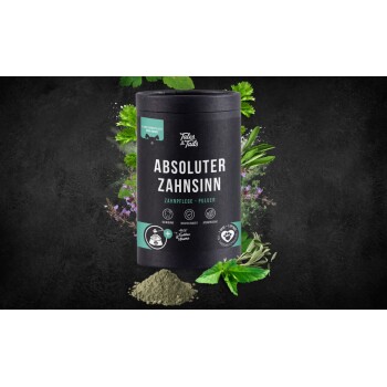 Schwarzer Kanister mit der Aufschrift 'Absoluter Zahnsinn' 'Zahnpflege - Pulver' (Tales & Tails) mit Kräutern und einem Haufen Pulver.
