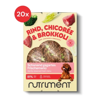 Tierfutterverpackung mit einem braunen Fleischpatty, Brokkoli und Rindfleischbildern. Text: "81% Rindfleisch" und "Vitaminreich - Reich an Vitaminen."