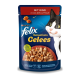 Felix Sensations Katzenfutterbeutel mit einer schwarz-weißen Katze, beschriftet mit "Mit Rind in einem Gelee mit Tomate," mit Fleischstücken in Gelee.
