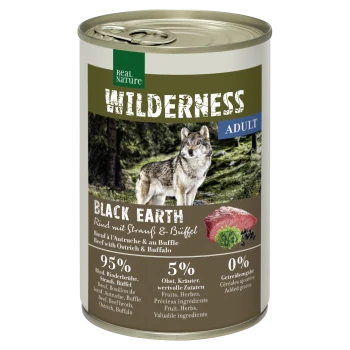 Dose mit Haustierfutter, gekennzeichnet mit "Wilderness Black Earth" und einem Wolf-Bild, mit 95% Rind, Strauß und Büffel-Zutaten sowie 0% zugesetzten Getreiden.
