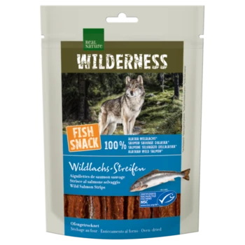 Real Nature Wilderness Fischsnack-Packung mit wilden Lachsstreifen und einem Wolf im Wald. Text: "100% ALASKA WILD LACHS," "FISCHSNACK."
