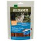 Real Nature Wilderness Fischsnack-Packung mit wilden Lachsstreifen und einem Wolf im Wald. Text: "100% ALASKA WILD LACHS," "FISCHSNACK."